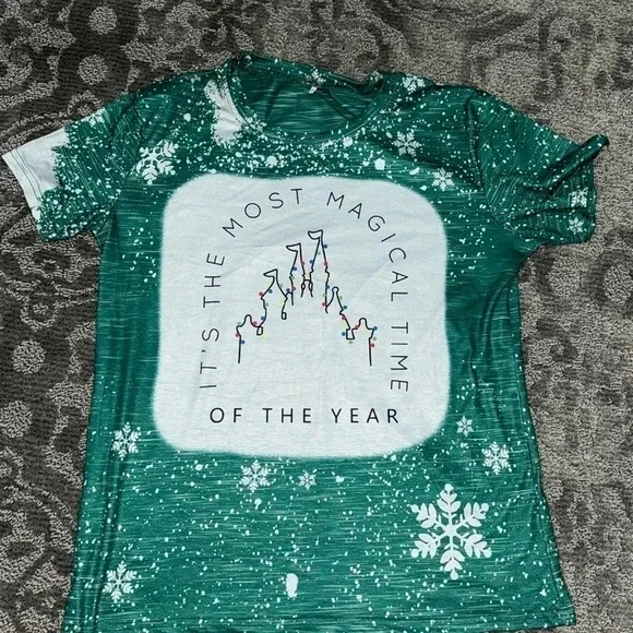 •Disney Christmas shirt• - Picture 1 of 1